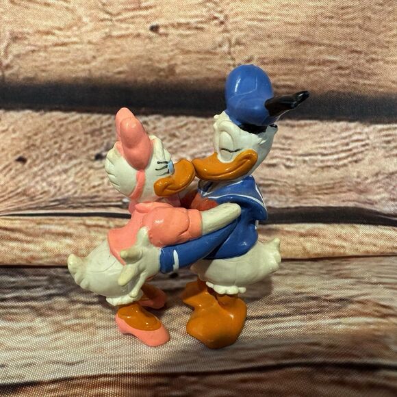 Disney Donald & Daisy Duck Valentines Hug & Kiss  PVC Applause Figure 2.25” Toy - Picture 3 of 7